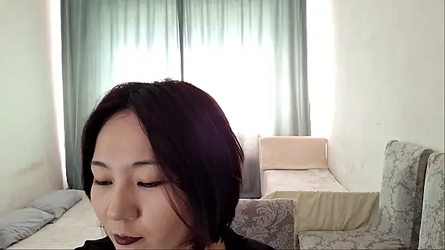 Snapshot of Lyndasilk chatting on June 28, 2026, 10:21 am Lyndasilk online show from June 28, 2026, 10:21 am