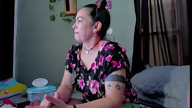 Snapshot of Sharlott_smith chatting on November 1, 2025, 6:57 pm Sharlott smith online show from November 1, 2025, 6:57 pm