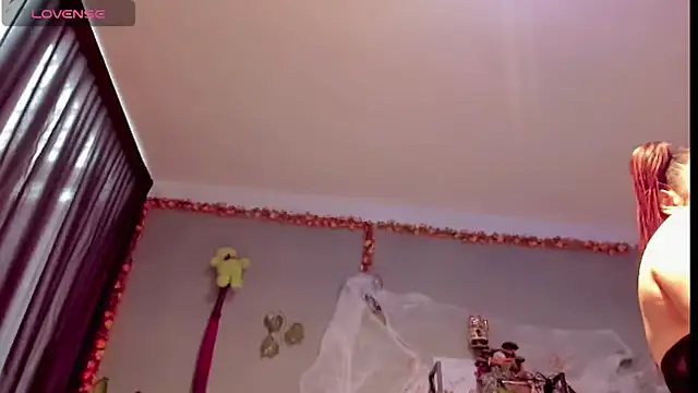 Snapshot of Sharlott_smith chatting on October 28, 2025, 7:13 pm Sharlott smith online show from October 28, 2025, 7:13 pm