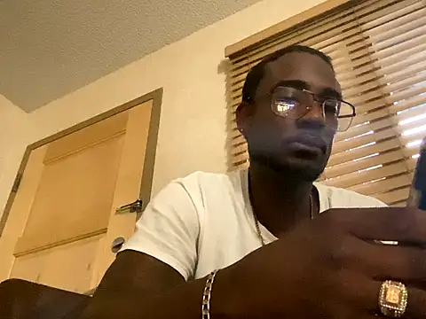 Snapshot of Longandstrongsex chatting on October 12, 2025, 2:51 pm Longandstrongsex online show from October 12, 2025, 2:51 pm