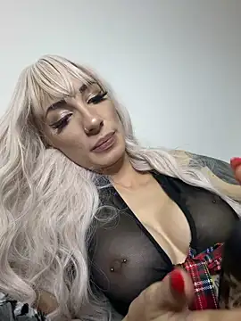 Snapshot of xo_milarose chatting on November 14, 2025, 9:18 pm xo milarose online show from November 14, 2025, 9:18 pm