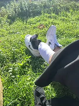 kevetvivi online show from October 17, 2025, 12:29 pm