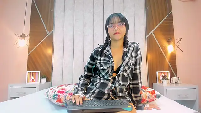 Mariana-Torres online show from November 15, 2025, 2:21 pm