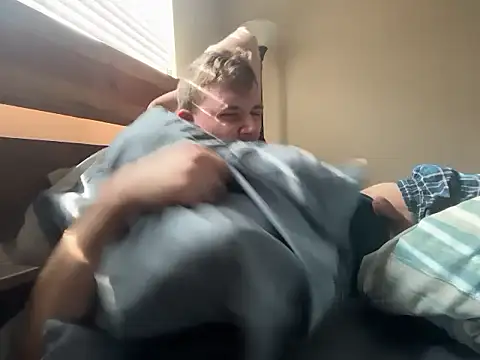 eddieeeeee1232 online show from December 15, 2025, 5:52 pm