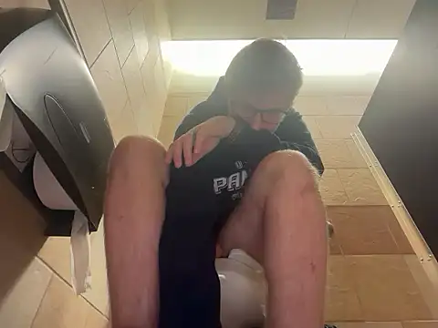 eddieeeeee1232 online show from November 10, 2025, 4:45 pm