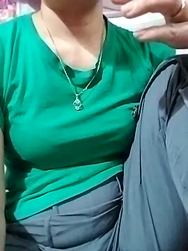 YiyinLy online show from November 28, 2025, 5:29 am