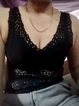 YiyinLy online show from November 1, 2025, 11:26 am