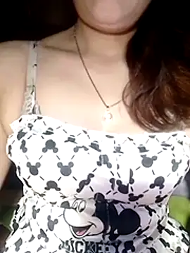 YiyinLy online show from April 17, 2026, 9:17 pm