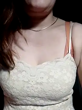 YiyinLy online show from May 28, 2026, 10:04 pm