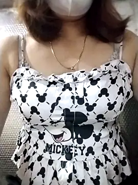 YiyinLy online show from October 14, 2025, 2:28 pm