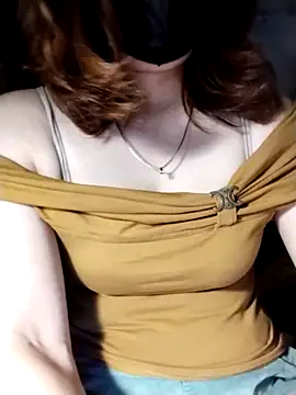 YiyinLy online show from October 31, 2025, 9:22 pm