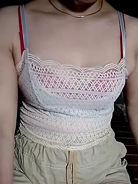 YiyinLy online show from July 10, 2026, 12:38 pm