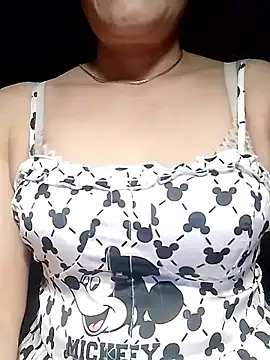 YiyinLy online show from May 26, 2026, 10:08 pm