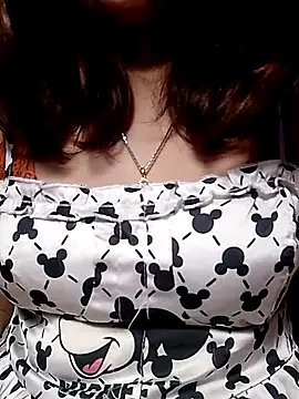 YiyinLy online show from February 6, 2026, 12:45 pm