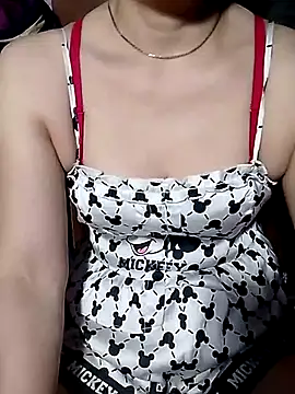 YiyinLy online show from July 17, 2026, 9:01 pm