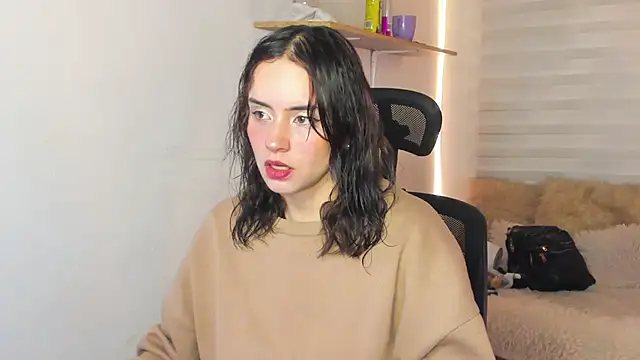 Snapshot of Emily_Lindey chatting on October 18, 2025, 3:30 am Emily Lindey online show from October 18, 2025, 3:30 am