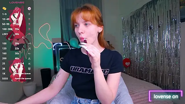 Snapshot of MeganNewCat chatting on March 30, 2026, 8:43 pm MeganNewCat online show from March 30, 2026, 8:43 pm