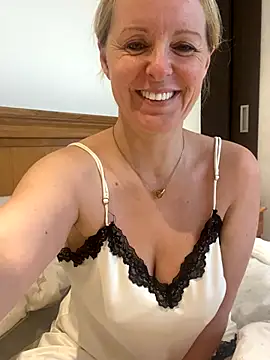 Snapshot of madamlillyrose chatting on November 20, 2025, 8:37 am madamlillyrose online show from November 20, 2025, 8:37 am