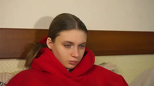 RoslynArcuo online show from November 14, 2025, 8:12 pm