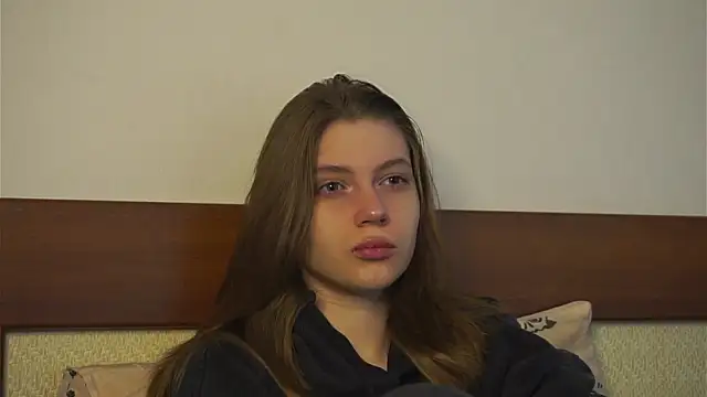 RoslynArcuo online show from November 30, 2025, 8:20 pm