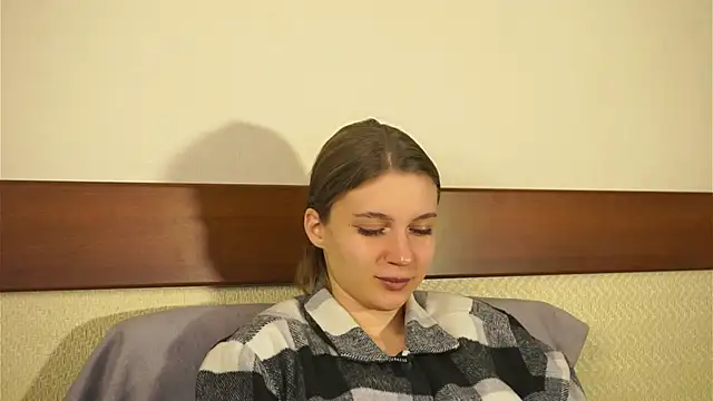 RoslynArcuo online show from October 31, 2025, 8:27 pm