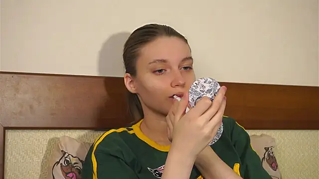 RoslynArcuo online show from December 4, 2025, 8:19 pm