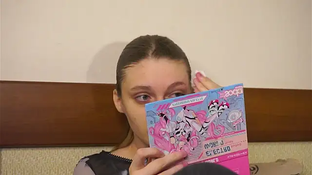 RoslynArcuo online show from November 24, 2025, 8:20 pm