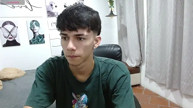 Snapshot of AmethystShadow17 chatting on October 29, 2025, 3:44 pm AmethystShadow17 online show from October 29, 2025, 3:44 pm