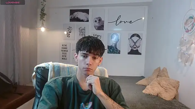 Snapshot of AmethystShadow17 chatting on November 19, 2025, 4:18 pm AmethystShadow17 online show from November 19, 2025, 4:18 pm