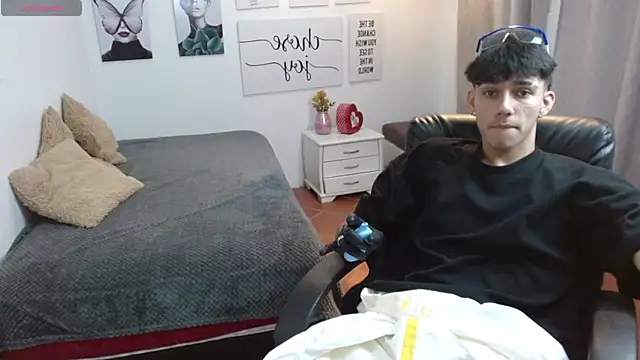 Snapshot of AmethystShadow17 chatting on October 31, 2025, 3:19 pm AmethystShadow17 online show from October 31, 2025, 3:19 pm