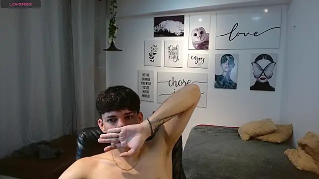 Snapshot of AmethystShadow17 chatting on November 30, 2025, 2:40 pm AmethystShadow17 online show from November 30, 2025, 2:40 pm