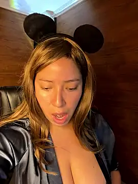 Snapshot of Yvonny27 chatting on January 9, 2026, 1:29 pm Yvonny27 online show from January 9, 2026, 1:29 pm