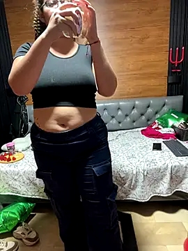 Snapshot of Yvonny27 chatting on December 19, 2025, 1:20 am Yvonny27 online show from December 19, 2025, 1:20 am