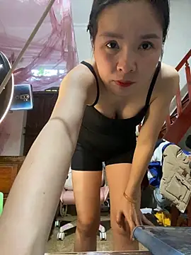 Snapshot of Listen-ly chatting on November 22, 2025, 4:00 am Listen-ly online show from November 22, 2025, 4:00 am