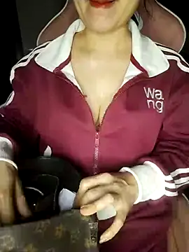 Snapshot of Listen-ly chatting on November 12, 2025, 2:43 pm Listen-ly online show from November 12, 2025, 2:43 pm