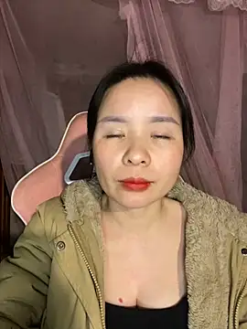 Snapshot of Listen-ly chatting on November 27, 2025, 4:40 pm Listen-ly online show from November 27, 2025, 4:40 pm