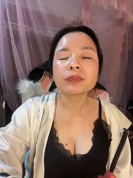 Snapshot of Listen-ly chatting on December 18, 2025, 2:32 pm Listen-ly online show from December 18, 2025, 2:32 pm