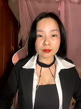 Snapshot of Listen-ly chatting on December 5, 2025, 4:05 pm Listen-ly online show from December 5, 2025, 4:05 pm