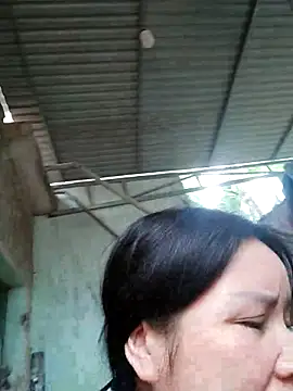 Snapshot of Listen-ly chatting on December 4, 2025, 6:23 am Listen-ly online show from December 4, 2025, 6:23 am