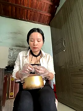 Snapshot of Listen-ly chatting on November 26, 2025, 3:50 am Listen-ly online show from November 26, 2025, 3:50 am