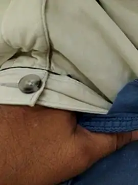 Snapshot of svk_05 chatting on December 4, 2025, 12:37 pm svk 05 online show from December 4, 2025, 12:37 pm