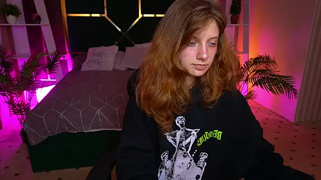 CuteeFoxy online show from November 18, 2025, 3:04 pm