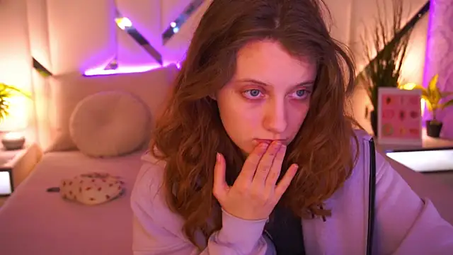 CuteeFoxy online show from March 6, 2026, 1:28 pm