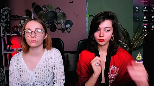 Snapshot of evalora_vei chatting on December 3, 2025, 5:01 pm evalora vei online show from December 3, 2025, 5:01 pm