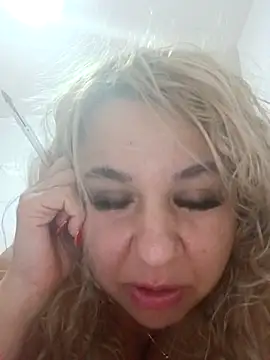 Snapshot of BelleInna chatting on October 31, 2025, 11:22 pm BelleInna online show from October 31, 2025, 11:22 pm