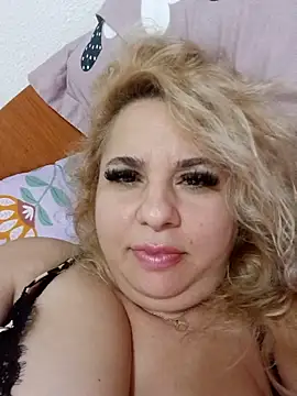 Snapshot of BelleInna chatting on November 5, 2025, 8:01 pm BelleInna online show from November 5, 2025, 8:01 pm