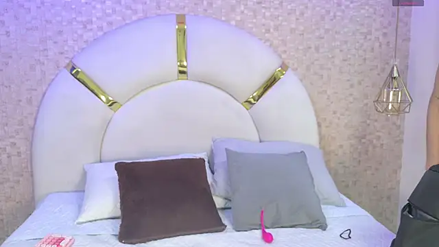 emmy rose25 online show from November 19, 2025, 11:43 am