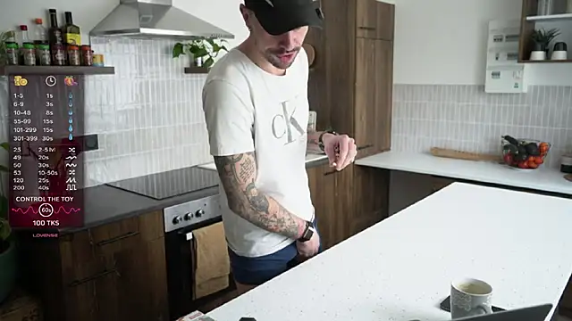 monsieurguitsxxx online show from February 15, 2026, 12:15 pm