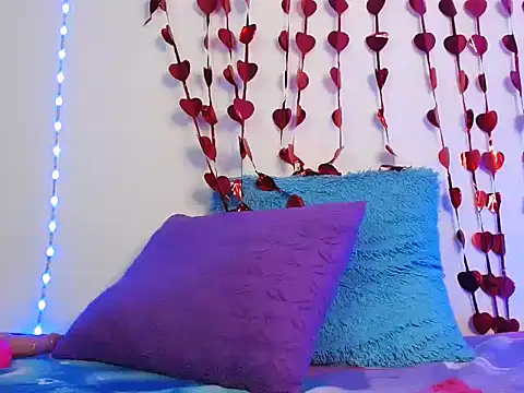 Isaa Foxx  online show from October 29, 2025, 4:44 am