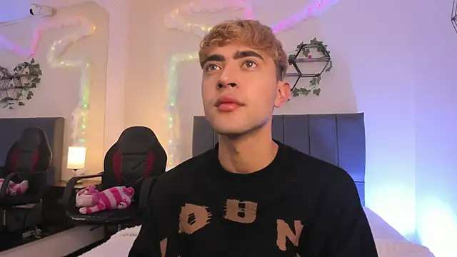 JustinCastiblanco online show from December 3, 2025, 11:20 am